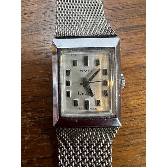 Vintage 1977 Timex Electric Women's Watch Silver Mesh Bracelet - Picture 3 of 8